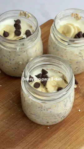 Desayuno para 3 días😍😍 guarda la receta!! Healthy Cookie dough overnight oats👇🏼 Necesitas 1/2 tza de leche de almendras  1/2 tza de hojuelas de avena semillas de chia 1 cda de yogurt griego 1/2 plátano machacado chocolate amargo sin azúcar (picadito o chispas) Toppings: yogurt, plátano, chocolate amargo sin azúcar Mezclas todo en unos frascos de vidrio, lo llevas al refrigerador toda la noche y a la mañana siguiente agrega toppings al gusto y listo!  Enjoy!! 😍😍🤎🤎 esta deli!!!🙌🏼