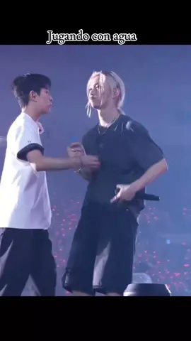 Jugando con Agua #straykids #felix #changbin #seungmin #leeknow 