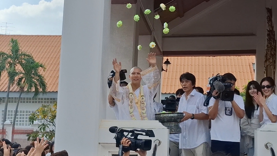 โปรยทานงานบวชพระมิว ศุภศิษฏ์ | พิธีอุปสมบท 