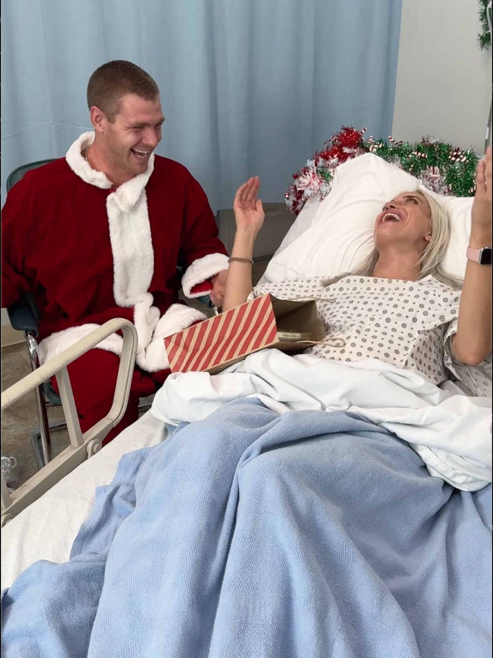 Soldier dresses up as Santa and surprises his pregnant wife in the delivery room 🥹 #military #surprise #pregnancy