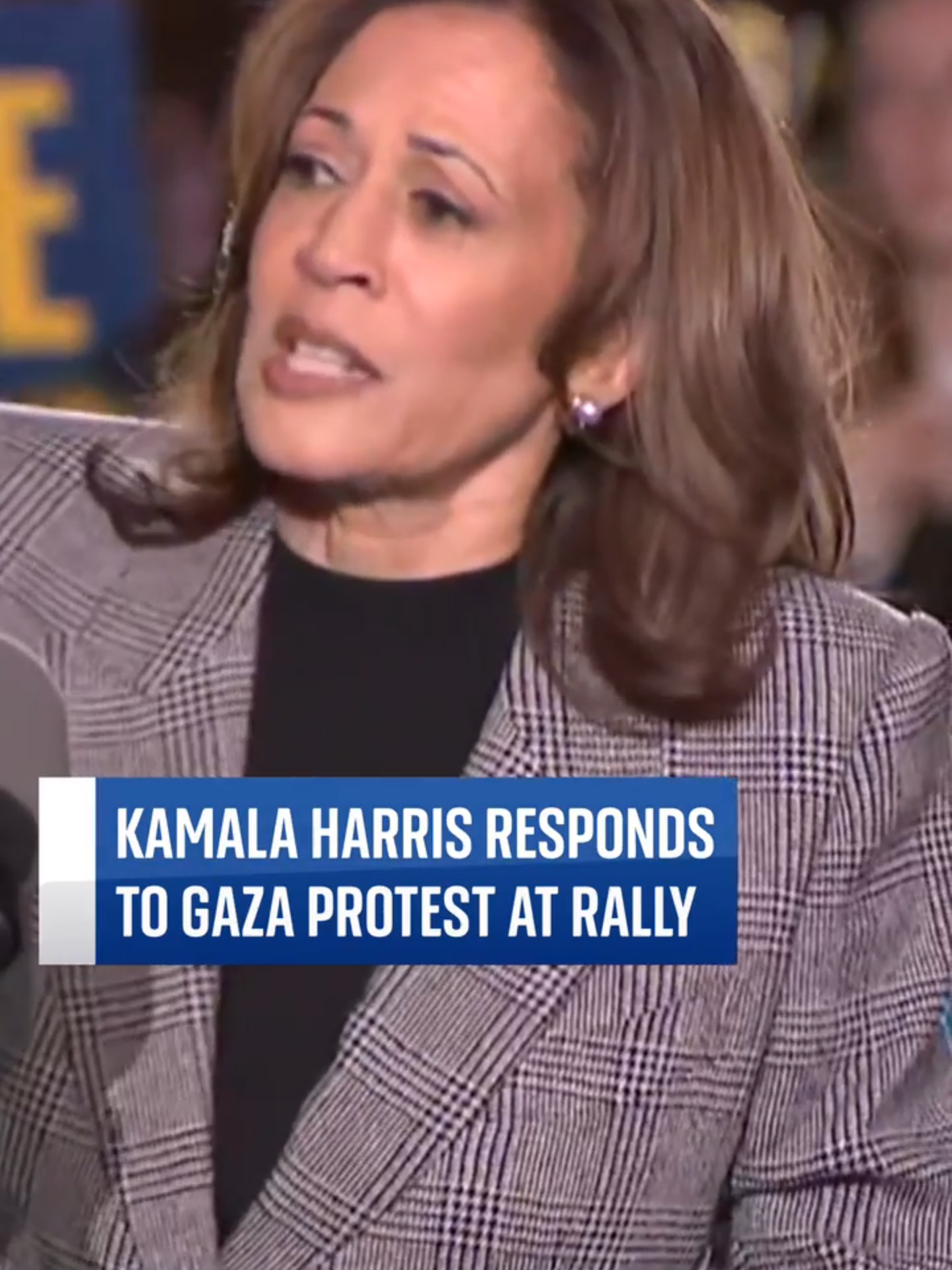 While on stage in #Michigan, the vice president #KamalaHarris pauses to address around a dozen people in the audience, chanting and holding up signs, before they are escorted out by security #MiddleEast #USElection #Israel