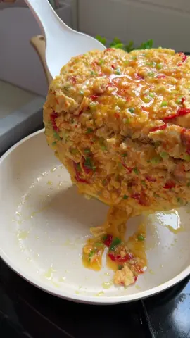 Menu sarapan yg sat set kaya protein  Bahan-bahan:  5 tahu putih 3 telur Garam Kaldu bubuk Lada bubuk Bumbu ulek Daun bawang Bumbu ulek: 3 bawang merah 4 cabe merah (sesuai selera) #menuharian #masakanrumahan #masakanharian #masakansimpel #masakansederhana #masaksatset #menusimpel #dinapuji95 #reels #reelsinstagram #olahantahu #olahantelur #fyp 