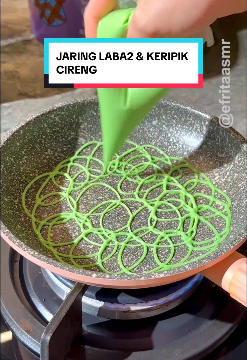 Membalas @M!raa [CEMILAN SERBA KRIUK‼️] Yuhuuuu hari ini aku bikin cemilan serba kriuk nihhh, yg pedes dan manis dong buat nyetok cemilan di rumah, aku bikin banyak soalnya suka banget nyemil. Nahhh biar cemilannya tetep kriuk dan renyahnya awet aku nyimpennya pake Nubika Canister dari @Moorlife Official & @bolaubi  yg tutupnya tuh rapat, tidak mudah pecah, Bahan lebih tebal juga dongg. Apalagi desainnya juga lucu bangett 🥰 Selain itu @moorlife.official juga ada beberapa produk yg aku pake juga di rumah buat nyimpen bahan2 masakan, karena : ● Produk plastik premium lokal ASLI INDONESIA ● Bahan Food Grade & 100% BPA Free ● Stackable & Space Saving ● Desain Elegan dan Modern ● Bahan tebal tidak mudah pecah ● Garansi seumur hidup Beberapa produknya : ✅MOORLIFE SERENA Dilengkapi dengan Time Dial sebagai penanda waktu penyimpanan ✅MOORLIFE NEVERA ● Handle dan sliding seal memudahkan mengambil wadah dari lemari es ● Tersedia dalam 3 ukuran berbeda untuk semua kebutuhan Anda ● Wadah transparan mempermudah melihat isi ✅MOORLIFE CLARIO Tempat penyimpanan bahan makanan cair di dapur ● Flip seal kedap udara & anti tumpah ● Dilengkapi skala takaran volume cairan pada body botol ● Dilengkapi lubang udara pada bagian dalam tutup untuk membantu melancarkan keluarnya cairan ✅MOORLIFE VIETA Tempat penyimpanan bumbu masakan ● Dilengkapi sendok takar pada bagian balik tutup ● Tutup rapat kedap udara ✅MOORLIFE KIRANA LITE Cocok untuk Penyajian Beragam Makanan ●Stackable & space saving, cocok untuk semua jenis makanan ●Lebih tebal & tidak mudah pecah Desain elegan dan modern ●Memiliki handle yang mudah dibawa Cuss dehh samaan punya yukkk🥰🥰 ✨cemilan kriuk✨by @efrita.asmr Cireng : 7 sdm tapioka 2 sdm terigu 1/2 sdt garam 1/2 sdt lada 1 batang daun bawang Air panas mendidih Jaring laba laba : 2 sdm gula 1 butir telur 100ml air 4 sdm tepung beras 5 sdm terigu Pewarna makanan merah 📢Cara membuat ada di video ya. Selamat mencoba😉 ##MoorlifePilihanku##racunefrita##efritaasmr##cemilansimple#idecemilan #fyp