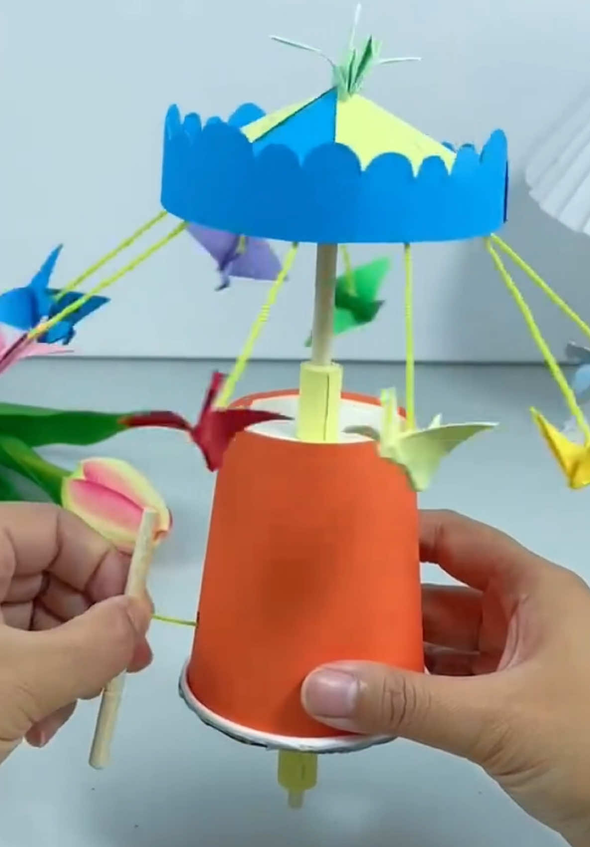 Make a fun carousel with disposable paper cups and chopsticks. Take your children to play together #carousel #parent #craft #fyp #crafts #DIY #foryou #creative #decoration #crafty #recycling #decor#diy @5-Minute Crafts 