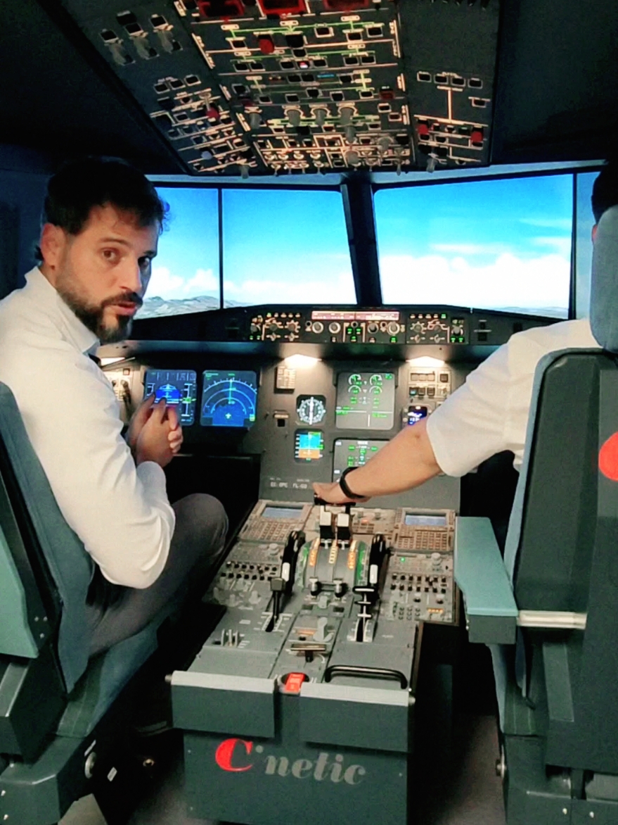 Pilota un Airbus A320 o un Boeing 737 en la academia Cinetic Plus. Vive la experiencia en uno de estos simuladores y siéntete piloto por un día. Infórmate en el correo info@europafly.com #cineticplus #europafly #simulador #airbusa320 #boein737 