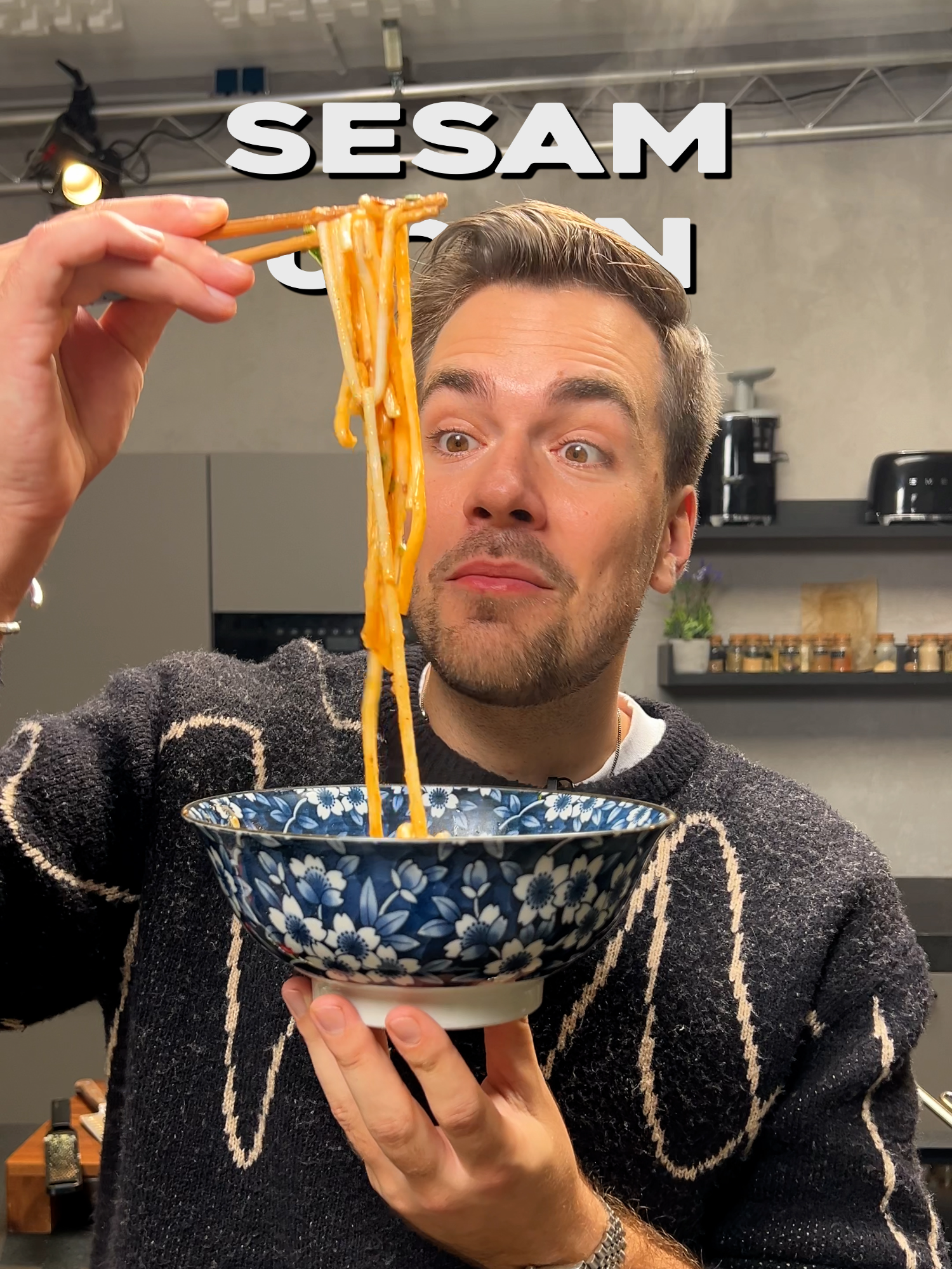 Unfassbar cremige Sesam Udon Nudeln 🍜🤤 Zutaten: • 3 EL Tahin • 3 EL Erdnussbutter • 1 EL Sesamöl • 1 EL brauner Zucker • 1 TL geriebener Knoblauch • 1 TL geriebener Ingwer • 1/2 TL Salz • 2 EL Crispy Chiliöl • 1/2 Tasse heißes Nudelwasser Zum Anrichten: • Gurke (in feine Streifen geschnitten) • Schnittlauch • Udon Nudeln #einfacherezepte #schnellerezepte #rezept