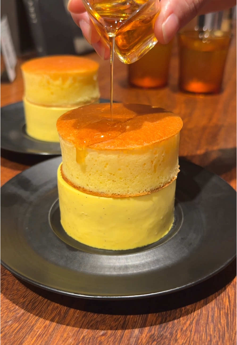 最強の組み合わせ！プリンホットケーキが最高！ 店名：自家焙煎珈琲みじんこ 最寄り駅：新宿駅（東京） 下のプリンはひんやり滑らかな舌触りで濃厚な玉子の風味が香るプリン🍮 上のホットケーキは中がギュっと詰まっていて質量があるタイプで大満足でした！ プリンはテイクアウト可能で10/30～11/5まで新宿高島屋の地下1F「むにぐるめカフェ」で食べられます！ プリンとシュークリームが合体したプリンシューや濃厚チョコプリンもテイクアウト限定で販売されます！ 店舗：新宿高島屋　地下1階 住所：東京都渋谷区千駄ヶ谷5-24-2 最寄り駅：新宿駅から徒歩1分 営業時間：10時半から19時 The ultimate combination! The pudding hotcakes are the best! Store name: Home-roasted Coffee Mijinko Nearest station: Shinjuku Station (Tokyo) The pudding on the bottom is cool and smooth with a rich egg flavor🍮 The hotcake on top is dense and has a lot of mass, so I was very satisfied! The pudding part can be taken out and can be eaten at the Muni Gourmet Cafe on the 1st basement floor of Shinjuku Takashimaya from 10/30 to 11/5! Pudding choux, which combines pudding and cream puffs, and rich chocolate pudding will also be sold for takeout only! Store: Shinjuku Takashimaya, 1st basement floor Address: 5-24-2 Sendagaya, Shibuya-ku, Tokyo Nearest station: 1 minute walk from Shinjuku Station Business hours: 10:30 to 19:00 #東京グルメ #tiktokfood #japanesefood 