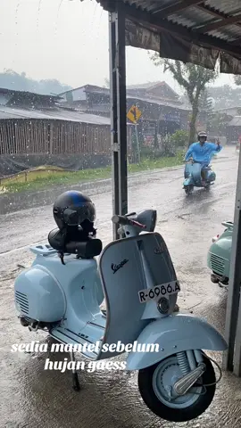ada yang sering lupa bawa mantel ga #hujan #musimhujan #padahariini #fyp#jashujan #derainsafetyrain 