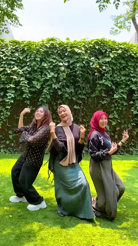 yeayyy we are backkk @elhadhela @Dyah Dini, hayo kalian udaa punya temen sefrekuensi belum?!!!🤩🫵🏻 #koimilgaya #kuchkuchhotahai #kkhh #ranimukherjee #kajoldevgan #shahrukhkhan #bollywood #bollywoodsong #indiadance #menari #girls 