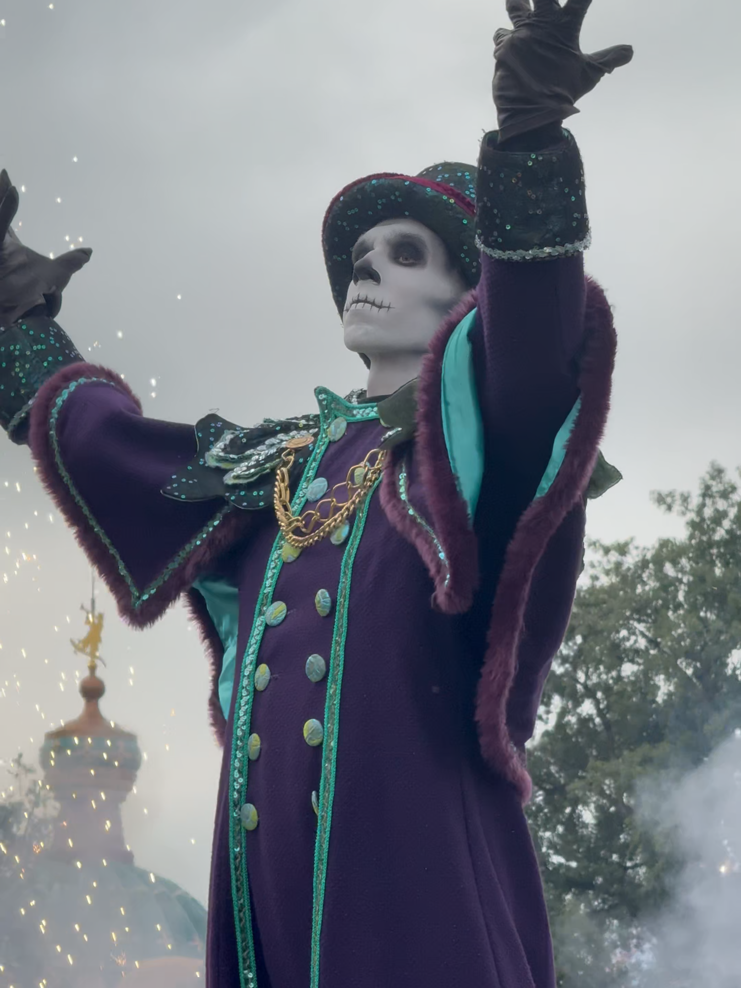 Mickey's Halloween Celebration - Show stop  #disneylandparis #hauntedmansion #phantommanor #halloween2024 #disneyparks