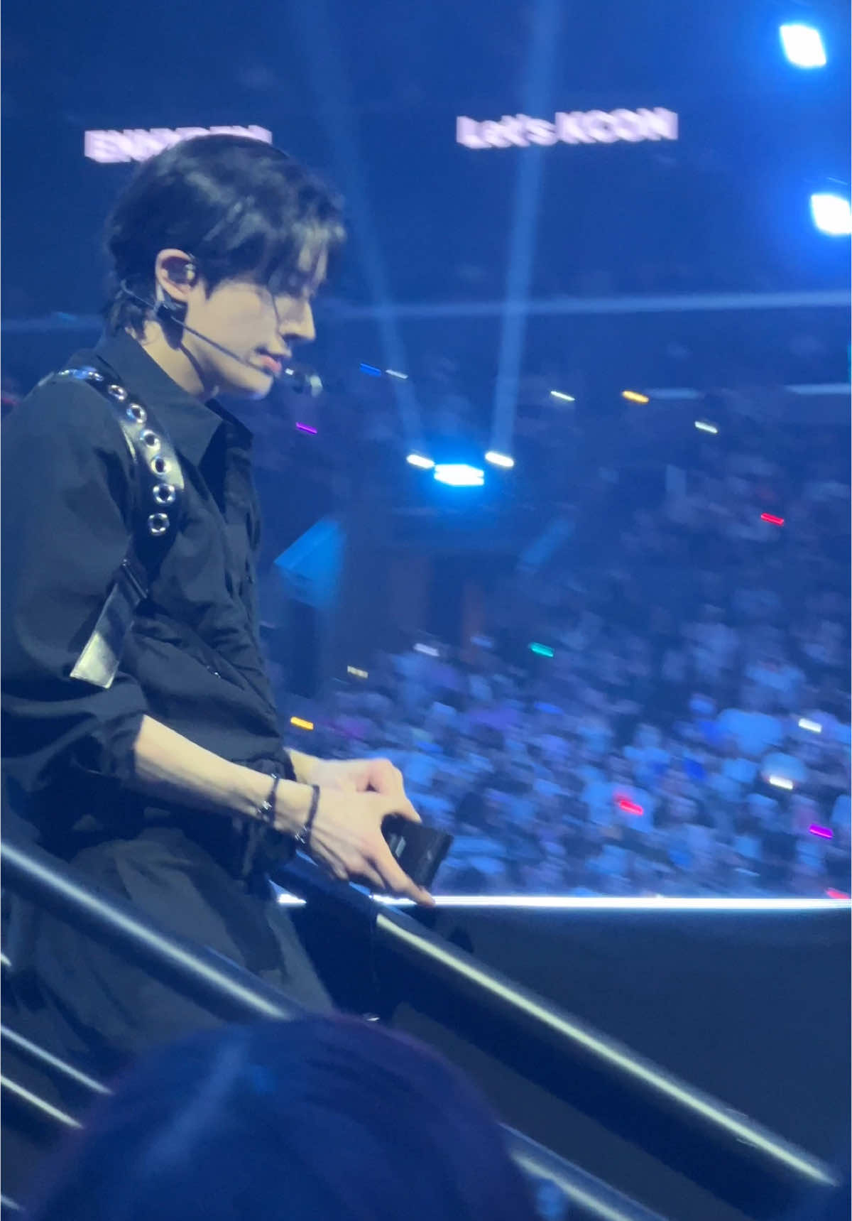 walking down some steps never looked so good #jake #simjaeyun #enhypenjake #enhypen #kcon #kconla #kconla2024 