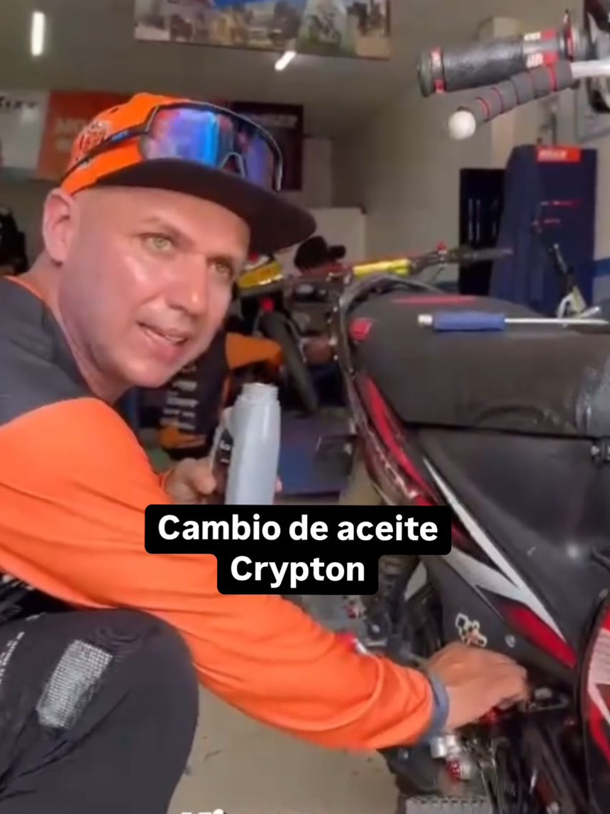 Cambio de aceite Yamaha Crypton junto a @musingostunt en Valencia, Córdoba. #AceiteKixx Presente en todo el país 🇨🇴🛢️🛵🏍️ . . #MusingoStunt #AceiteparaMotos #AceitedeMotor #LubricantesKixx #Crypton #Yamaha #Colombia #motor #motos