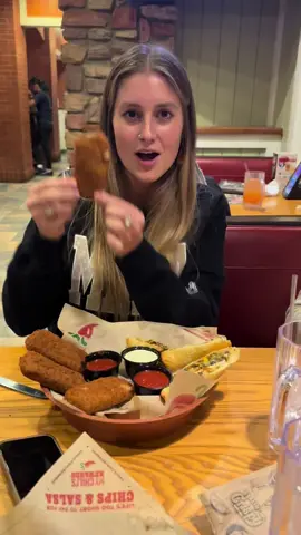 Chilis cheese pull! Like are you kidding me rn. 😭💛  #chilis #cheese #cheesepull #mozzarellasticks #moz #mozsticks #mozzarella #dinner #girlnight #fun 