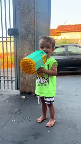 Alegria do meu filho brincando com as bolinhas de sabão      #criancasengracadas #maesdemenimo #teamo #filho #amosersuamaae 