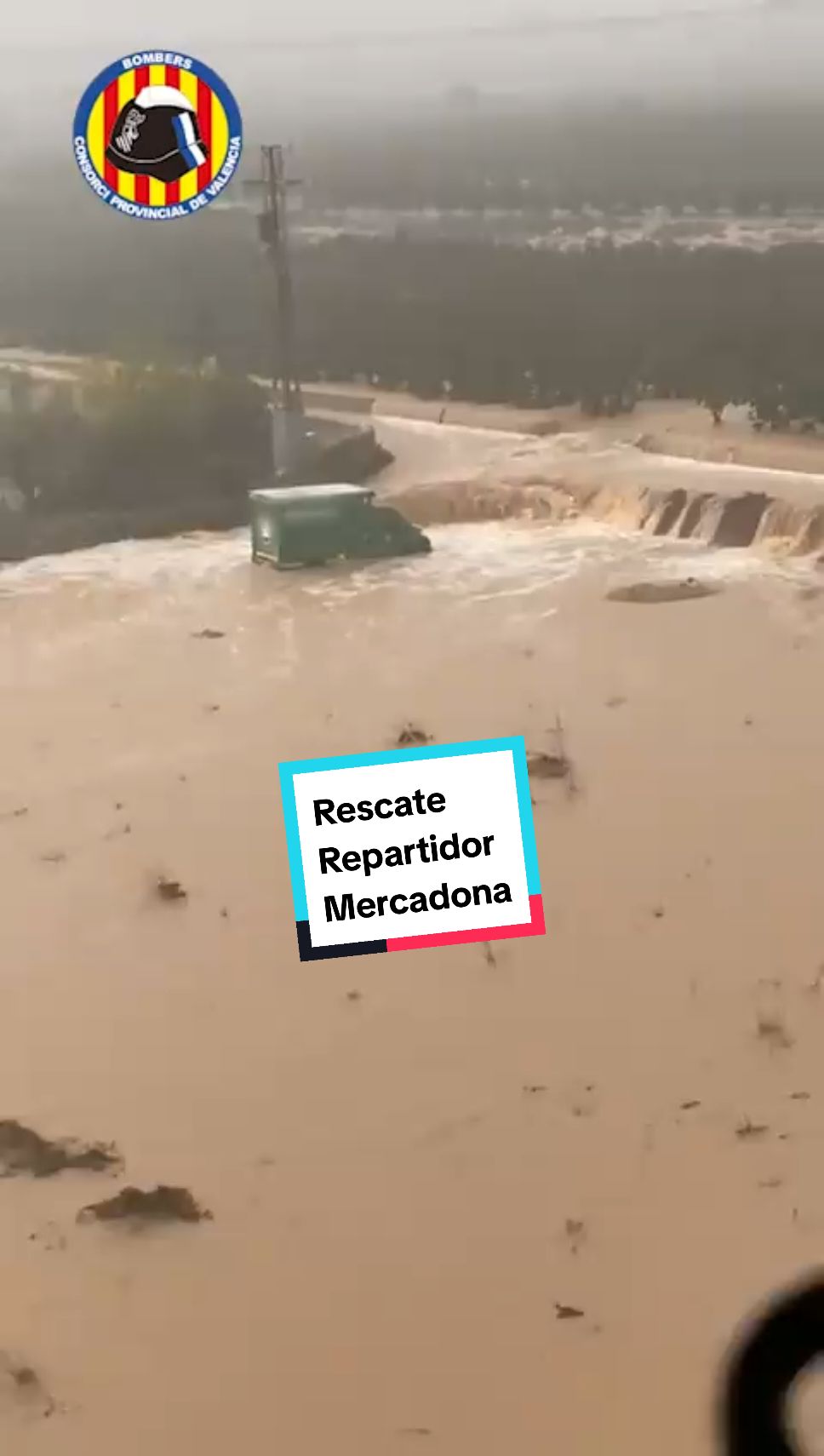 🚨 Rescatan en helicóptero a un conductor de Mercadona atrapado por la DANA  Un conductor de Mercadona vivió momentos de auténtico pánico cuando, tras quedar atrapado en su vehículo debido a las intensas lluvias y la subida repentina del agua, estuvo a punto de ahogarse. La situación, causada por la Depresión Aislada en Niveles Altos (DANA) que está azotando diversas regiones, obligó a la intervención de los equipos de rescate. El emergencias, desplegó un helicóptero para llegar al conductor, que ya se encontraba en peligro por la acumulación de agua alrededor de su vehículo. Con rapidez y gran precisión, los rescatistas lograron evacuar al hombre antes de que la situación empeorara. Este rescate subraya la gravedad de los efectos de la DANA, que ha dejado múltiples zonas anegadas y situaciones de emergencia en diversas localidades. 👉 #DANA2024 #Emergencia #LluviasIntensas #RescateHelicoptero