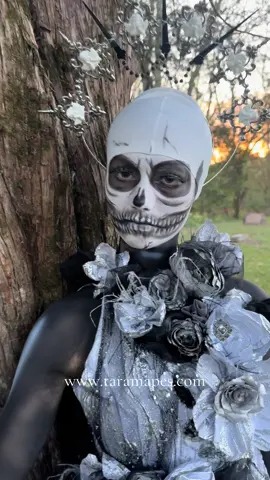 The Skeleton Queen @elyse.j.h #skeleton #skeletonqueen #skullmakeup #diademuertos #photography 
