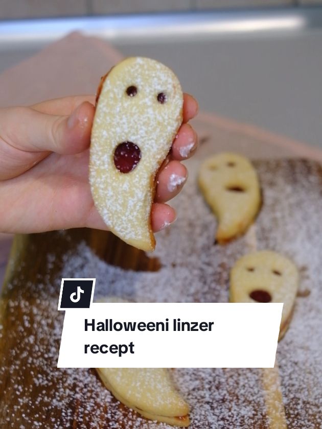 Halloweeni linzer Hozzávalók: 300 g liszt 200 g vaj 1 db tojássárgája 100 g porcukor 1 citrom reszelt héja meggylekvár Elkészítés: A lisztet szitáljuk át, morzsoljuk bele a hideg vajat, majd adjuk hozzá a tojássárgáját, porcukrot és a citromhéjat. A tésztát csomagoljuk fóliába, és egy órára tegyük hűtőbe. Pihentetés után nyújtsuk ki, ezután szúrjunk ki belőle formákat. 180 fokon 10 percig süssük. A hideg tésztákat kenjük meg a lekvárral és ragasszuk össze. Tetszés szerint porcukorral tálaljuk. #recept #mutimiteszel #cooking #EasyRecipe #nekedbe #tiktokhungary #FoodTok #magyartiktok #fyp #sobors #soborshu #linzer #halloweenrecipe