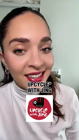 On part sur des bijoux qui selon moi, sont parfaits pour des occasions spéciales : soirées, galas…  Ce sont des pièces délicates mais volumineuses, qui habillent instantanément une tenue ! J’adore l’idée 💫 Un grand bravo à la marque @Upcycle with Jing qui se distingue par son engagement : chaque bijou est conçu à partir de matériaux upcyclés ♻️, en alliant style et écoresponsabilité 🌍 Dites-moi ce que vous en pensez dans les commentaires ! 👇  Produits offerts par la marque  #bijouxfaitmain #modedurable #fashionsustainable #upcycling #upcycledfashion #upcycledjewelry 