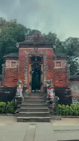 Pura Lingsar, atau yang dikenal sebagai Pura Khayangan, memiliki sejarah panjang sebagai simbol kerukunan antarumat beragama di Pulau Lombok. Tempat suci ini diyakini sebagai warisan Raja Dewata Puri Cakranegara dan menjadi pusat keagamaan bagi umat Hindu di Lombok, sekaligus melambangkan keharmonisan antaragama. Pada Senin, 28 Oktober 2024, telah berlangsung Pelantikan Pengurus Definitif Pura Lingsar Khayangan Jagat Kecamatan Lingsar untuk masa bakti 2024–2029 atas kesepakatan dari banjar - banjar pengamong Pura Lingsar. Acara tersebut dirangkai dengan Upacara Mejaya Jaya, sebagai simbol rasa syukur dan permohonan agar pikiran, perkataan, dan tindakan pengurus senantiasa dipandu dan disucikan sesuai dengan ajaran agama Hindu. Upacara Mejaya Jaya diyakini memperkuat fisik dan batin para peserta, sehingga mampu menjalankan amanat dengan baik dan penuh tanggung jawab. Anak Agung Ketut Agung Oka Kartha Wirya, ST. yang kembali menjabat sebagai Ketua Umum Krama Pura Lingsar, menyampaikan bahwa kepengurusan baru ini telah resmi dilantik oleh Penglingsir Puri Agung Cakranegara, Anak Agung Biarsah Huruju Amla Negantun (HAN), yang merupakan cucu dari Raja Dewata Anak Agung Anglurah Gde Ngurah. Dalam pernyataannya, Anak Agung Ketut oka menyoroti pentingnya penataan ulang pengelolaan aset Pura Lingsar, menanggapi pengelolaan yang kurang tertib pada periode sebelumnya. “Puri bukan ingin menguasai Pura, tetapi ingin menertibkan. Beda antara menguasai atau memiliki dengan menertibkan. Menertibkan berarti menata hal-hal yang kurang tertata dan menjaga ketertiban,” tegas Anak Agung Ketut oka. Anak Agung Biarsah Huruju Amla Negantun menambahkan bahwa Pura Lingsar merupakan warisan Raja Dewata yang mengandung makna sejarah mendalam bagi masyarakat Pulau Lombok. Keberadaan pura ini menjadi simbol harmonisasi antaragama, menjadikannya bukan hanya tempat ibadah, tetapi juga simbol kerukunan umat beragama di Lombok Barat.#puralingsar #lombok 