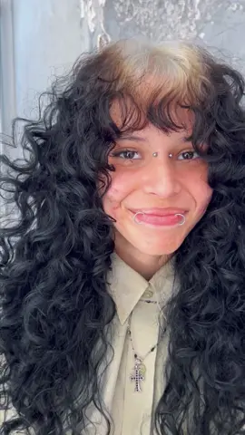 𝕲𝖍𝖔𝖘𝖙 𝕽𝖔𝖔𝖙𝖘 🦇✨ #alternativehair #bleachroots #foryourepage #curlyhairtutorial 
