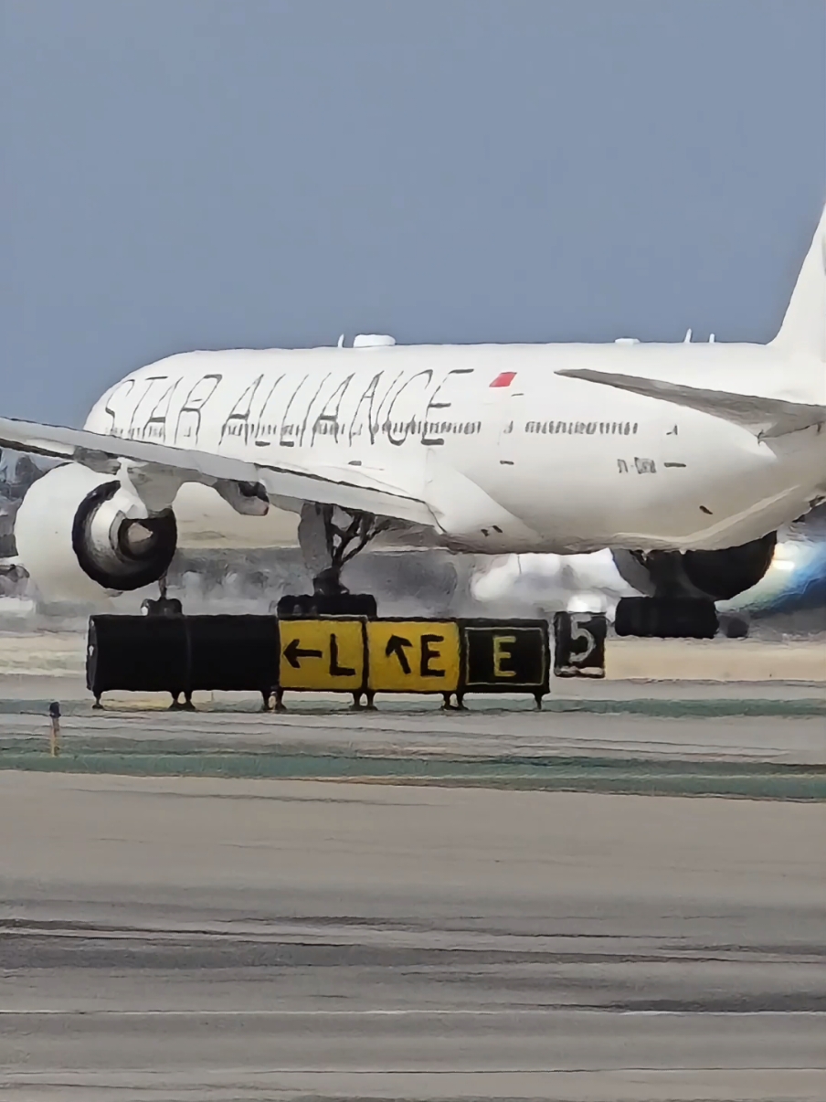 Singapore Airlines (Star Alliance Livery) Increíble despegue. Tipo de aeronave: Boeing 777-312(ER) #aviation #boeing #boeing777 #airplane #takeoff 