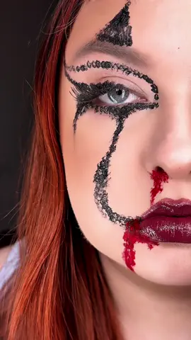 Easy Halloween makeup hack🤡🩸 #halloweenmakeup #easyhalloweenmakeup #halloweenmakeuptutorial #halloweenhacks #makeuphacks #makeup 