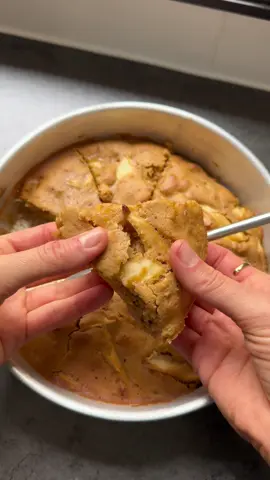 Le gâteau aux pommes de mamie 🍎 Cassez 2 oeufs, travaillez les jaunes avec 100g de sucre jusqu’à ce que le mélange soit blanc. Ajoutez 70g de beurre ramolli et 150g de farine, bien mélanger. Ajoutez les 2 blancs montés en neige et 2 pommes coupées et lamelles fines. Beurrez une tourtière à bord assez haut, y verser la préparation et enfourner 20 minutes à 180 degrés. #gateau #pommes #recette #gateauauxpommes #applepie #recettegateau #cake