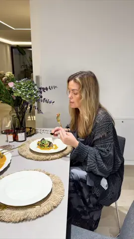 Ingredientes: • 2 berenjenas • Pimiento (rojo, chile) • Albahaca • Aceite de oliva • Sal, pimienta • Pimentón (especias al gusto) • 1/2 cebolla • Carne de res Para la base de tomate: • Tomate grande • Ajo • 1/2 cebolla • Aceite de oliva • Tomillo • Pimiento chile • Albahaca Preparación: 1. Cortamos las berenjenas sin llegar hasta el fondo y las dejamos en remojo en agua salada. Luego, las abrimos en forma de abanico y las colocamos en una bandeja para hornear, rociamos con aceite de oliva y horneamos durante 40 minutos a 200°C.     2. Picamos finamente la cebolla, el pimiento y las hierbas. Después, cortamos la carne en trozos pequeños, como para un tartar. Mezclamos todo en un bol, añadimos las especias y mezclamos bien. Luego, pasamos todo a una manga pastelera. 3. Sacamos las berenjenas del horno y enrollamos cada trozo; con la ayuda de la manga pastelera, rellenamos estos rollitos. Horneamos durante 30 minutos a 200°C. 4. Hacemos un corte en el tomate y lo vertemos en agua hirviendo para pelarlo. 5. En aceite de oliva, doramos el ajo, la cebolla y el tomate pelado, junto con el pimiento chile y el tomillo. Luego, pasamos todo a un vaso de batidora, añadimos albahaca y aceite de oliva y batimos hasta obtener una textura cremosa. 6. Servimos la base de tomate en un plato y colocamos las berenjenas encima. ¡Buen provecho!