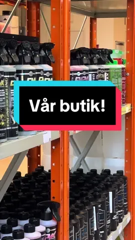 Välkommen till vår butik på Kosterögatan 13 i Malmö!  Här kan du känna och klämma på våra produkter innan du köper. Vår kunniga personal finns tillgänglig för att ge dig personlig service.  Varmt välkommen! #bilvård #bilvårdsprodukter #carcare #lager #butik 