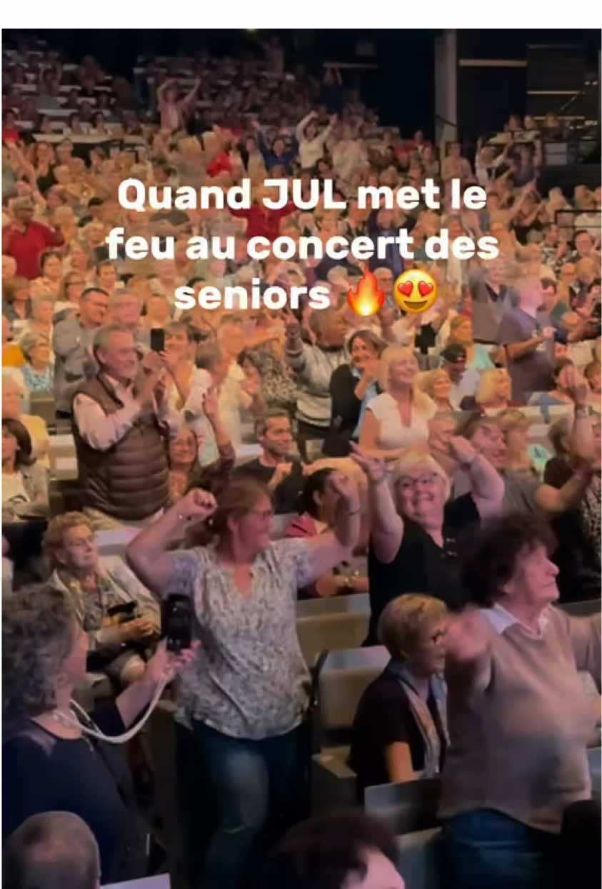 JUL fait danser toutes les generations a Marseille 🔵⚪️ 1500 seniors ont mis le feu au Silo sur le morceau iconique du rappeur marseillais 🔥 #marseille #concerts #seniors @Zize @JUL 📀👽💿  