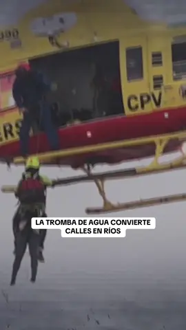 Las lluvias torrenciales inundan casas e institutos y arrastran varios coches en Álora y Pizarra. Dos vecinos han tenido que ser desalojados. #lluvia #alora #pizarra #inundaciones #temporal