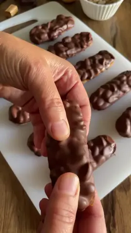BISCOTTI TIPO SNICKERS {salva la ricetta} Oggi vi lascio una ricetta davvero speciale: deliziosi biscotti ispirati ai famosi Snickers! Un cuore morbido di crema alle caramelle mou, arachidi croccanti e una golosa copertura di cioccolato fondente e al latte🍫🥜 Questi biscotti sono una vera tentazione! Perfetti per una merenda golosa e  irresistibile! 😋 Prepararli è più facile di quello che pensate, guardate il video completo e ve ne accorgerete! Lasciate un ♥️ se vi è piaciuta la ricetta! Ingredienti per circa 11 biscotti 11 biscotti secchi  80 g di caramelle mou 100 g di arachidi tostate non salate 1 cucchiaio di latte intero  85 g di cioccolato fondente al 70% 50 g di cioccolato al latte  Mettere in un pentolino le caramelle con il latte e sciogliere a fuoco lento, girando finché le caramelle non si saranno sciolte. Continuare a girare per qualche minuto e lasciare raffreddare per 1/2 minuti. Stendere la crema ottenuta sui biscotti. Mettere gli arachidi in una ciotola e capovolgere il biscotto in modo da farvi aderire gli arachidi. Poggiare su uno stampo rivestito di carta forno e riporre 15 minuti in frigo se necessario. Intanto mettere in un pentolino la cioccolata a pezzi e sciogliere. Riprendere i biscotti dal frigo e immergere la parte con gli arachidi nel cioccolato fuso. Lasciare asciugare il cioccolato. #videoricetta #cioccolatofondente #cioccolatoallatte #cioccolato #biscotti #arachidi #caramello #caramelle #caramello #caramellemou #biscottifattiincasa #snickers #colazione #merenda #cioccolata #snack #goloso #sfizioso #fondente #allatte 