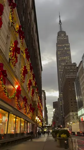 Christmas vibes on 34th Street NYC 🤩🎀🎅🏼💫🎁🌟🎄✨ . . ✔️ Credit 👉🏆🎥 @newyorkbegins . . ✔️Alliance @america_states @guimellousa @enjoy_la_  . . #conexaoamerica #greencard #eb2niw #newyork #christmas #nyc #manhattan