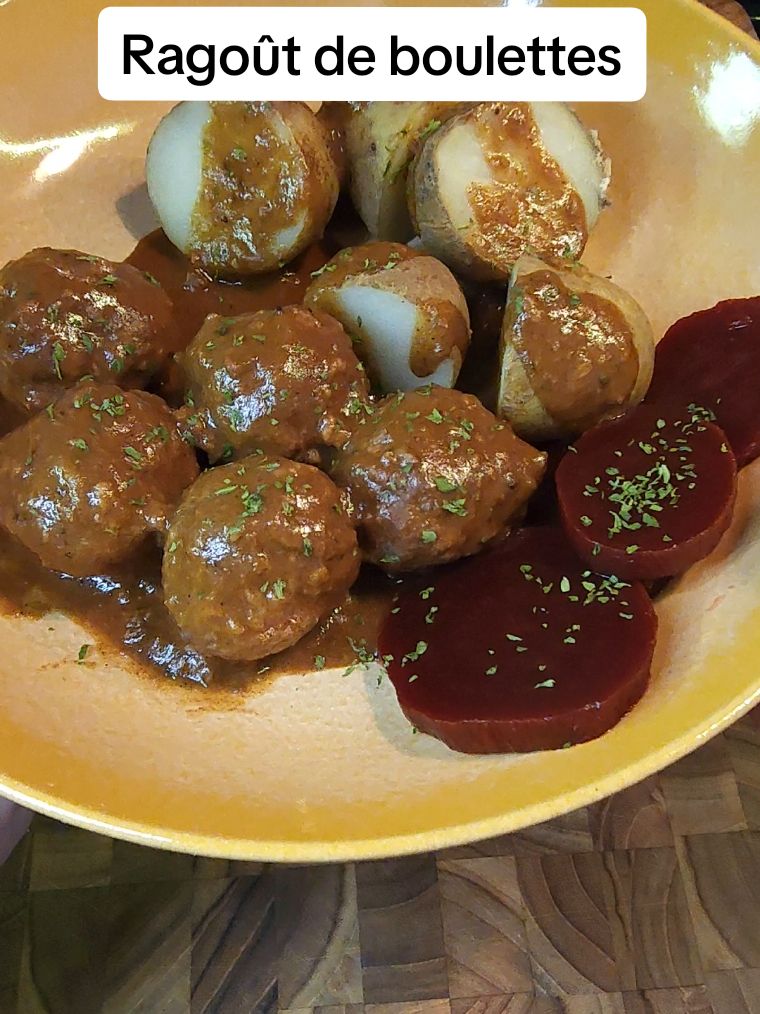 Ragoût de boulettes Une recette réconfortante qui ne se mange pas juste dans le temps des Fêtes 😉 Voici les ingrédients pour les boulettes : 1 lb porc haché 1 lb boeuf haché 1 c. à soupe de persil 1/2 c. à thé de cinq épices 1/2 c. à thé de piments de Jamaïque 1/2 c. à thé de clous Girolfe en poudre 2 oeufs 1 oignon haché 1 tasse de biscuits soda émiettés Ingrédients pour la sauce : 2 cubes de beurre 4 tasses de bouillon de poulet 1 tasse d'eau 1 oignon coupé en quartiers 2 feuilles de laurier 1 c. à thé d'ail en poudre 1 c. à soupe d'oignon en poudre 1 c. à thé de clous Girolfe en poudre 1 c. à thé de cinq épices 1 c. à thé de piments de la Jamaïque  Sel et poivre 1 1/4 tasse de farine grillée Mélanger les ingrédient pour le boulettes Former les boulettes à l'aide d'une cuillère Dans une cocotte faire dorer les boulettes dans le beurre Ajouter le bouillon, l'eau, les épices, sel, poivre et l'oignon couper en quartiers Couvrir et faire mijoter 45 minutes Mettre dans un bol un peu de bouillon et ajouter la farine grillée, bien brasser Ajouter dans la cocotte et faire mijoter sans couvercle pendant 15 minutes Si vous désirez un ragoût plus épais vous pouvez ajouter de la farine mélanger dans un peu de bouillon et poursuivre la cuisson encore 10 minutes Rectifier l'assaisonnement Servir avec des pommes de terre bouillies  Bon appétit ! #boulette #ragout #comfortfood #recettefacile #EasyRecipe #dinner #mealprep