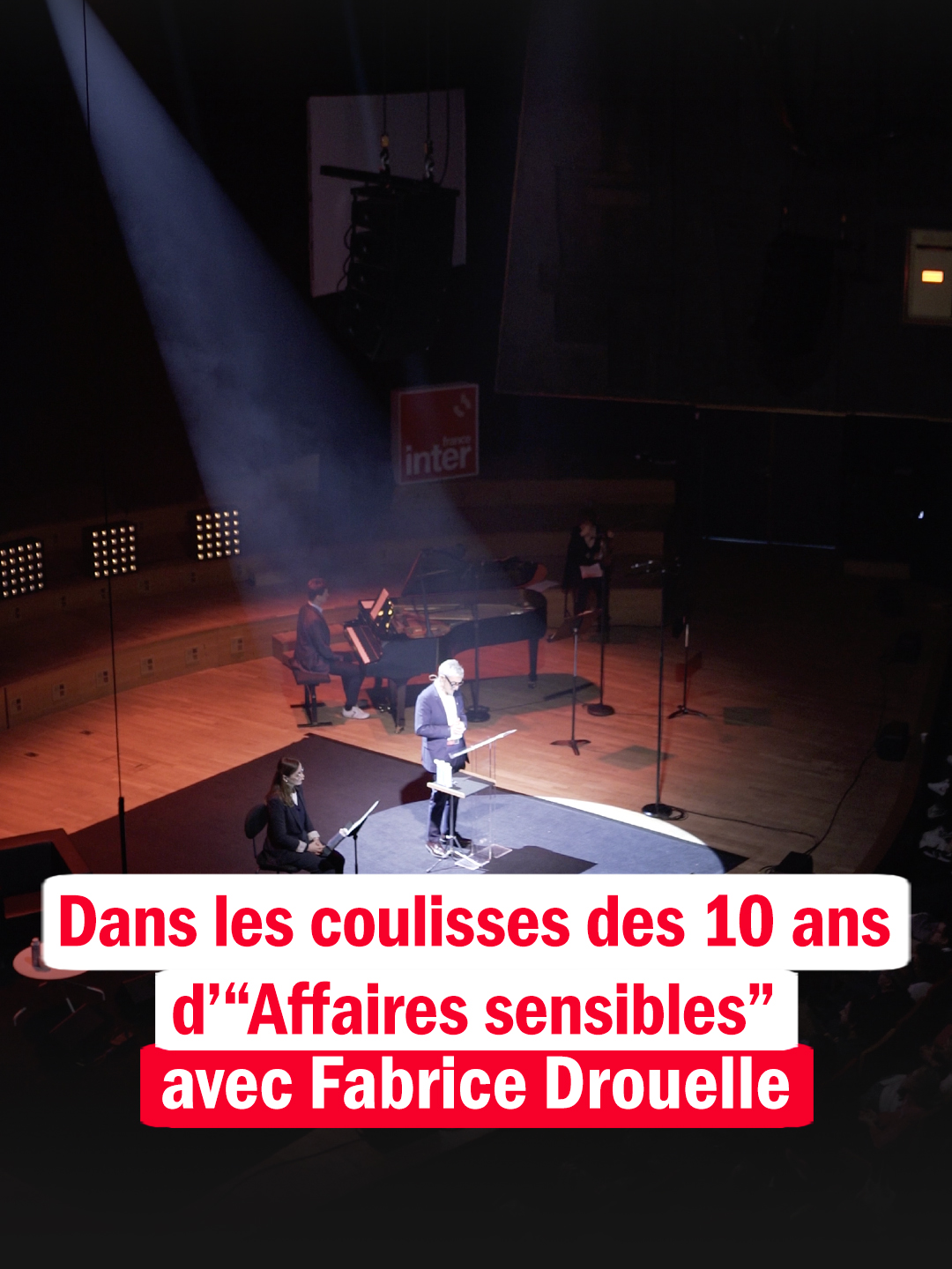 🥳 Pour les 10 ans d'#Affairessensibles, deux émissions exceptionnelles ont été enregistrées en public depuis le studio 104 de la Maison de la Radio et de la Musique, bienvenue dans les coulisses avec Fabrice Drouelle ! 🎥  #Affairessensibles