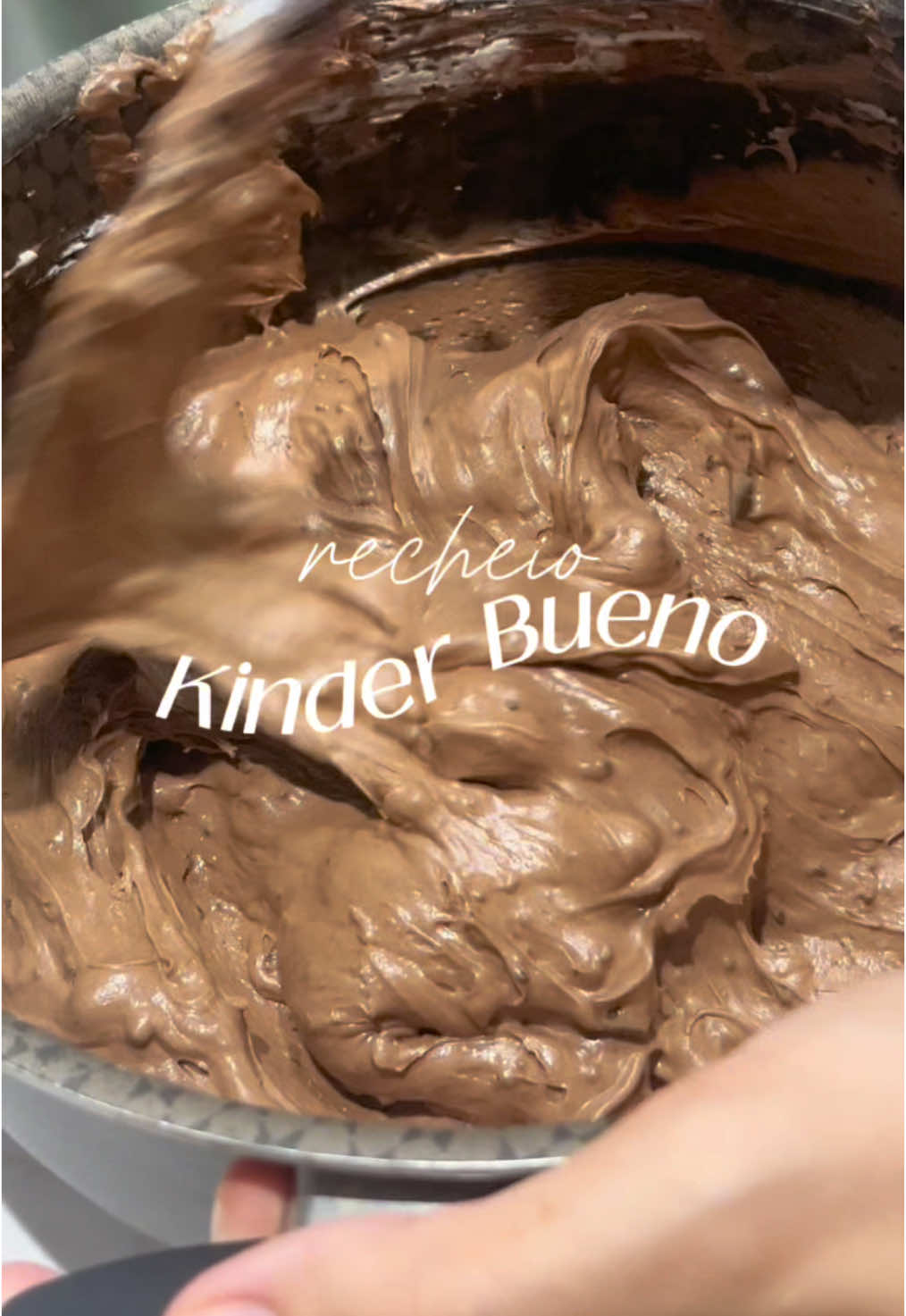 Recheio Kinder Bueno, dos DEUSES!  ✨Recheio Branco:  1cx leite condensado 1cx creme de leite  4col de leite em pó 200ml leite de coco  80g chocolate branco ✨Recheio Preto:  1cx de leite condensado 1cx creme de leite  3col de chocolate em pó 50%  2col bem caprichada de nutella #kinderbueno #massachiffon #bolosimples #nutella #bolodeaniversario  #CapCut 