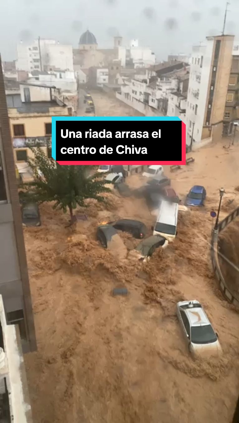 Una riada arrasa el centro de Chiva