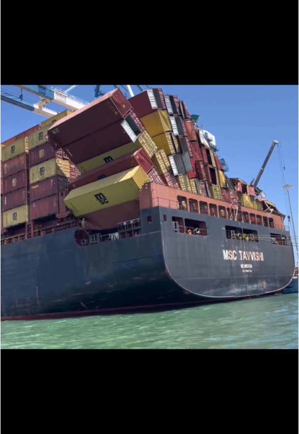 How? 😳 #ship #shipping #containers #fail #accident 