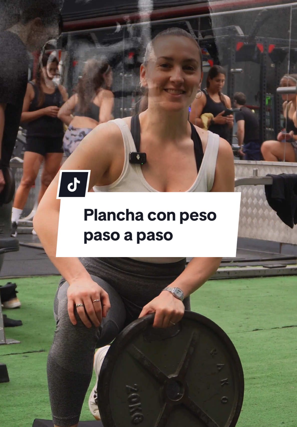 Plancha con peso. Gran ejercicio para activar bien la zona media para tirar pesado🔥 #abs #fortalecimiento #Fitness #gym 
