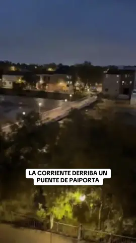 La crecida del río se ha llevado un puente en Paiporta y provoca inundaciones en Picanya, Paiporta y Catarroja. #paiporta #puente #catarroja #picanya 