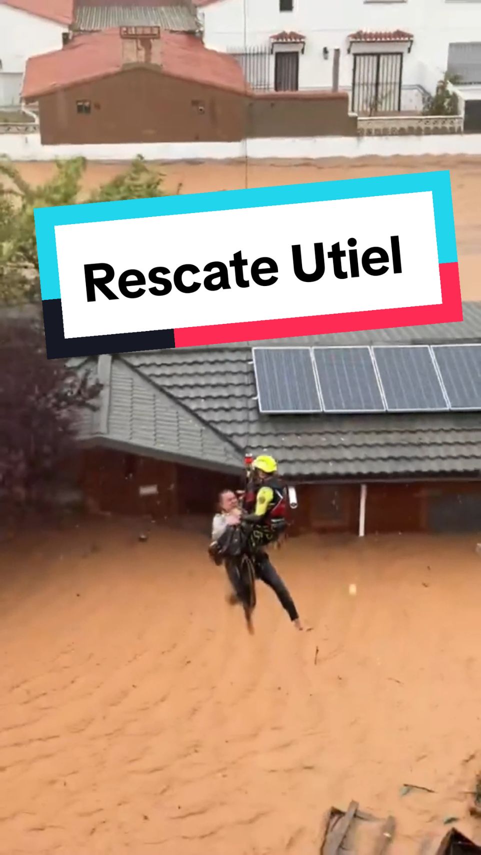 🔴 Última hora: Rescate en Utiel: helicóptero salva a una mujer y a sus mascotas atrapadas en su casa Un helicóptero logra rescatar a una mujer en Utiel que permanece atrapada en su casa de madera junto a sus gatos y su perro. La operación, ejecutada con precisión, la pone a salvo junto a sus animales, poniendo fin a una angustiante espera para la afectada. #Dana #Utiel 