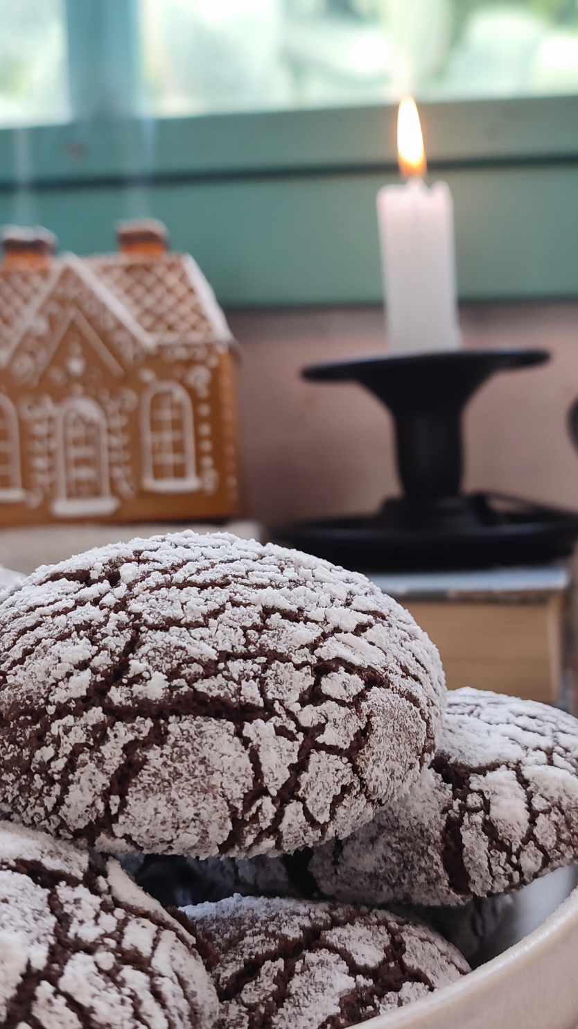 Broas de chocolate 🗒️ Ingredientes: 180 gr de açúcar; 60 gr de cacau; 2 ovos, tamanho M; 60 ml de azeite (ou óleo vegetal); 60 gr de manteiga derretida; 200 gr de farinha; 2 C. Chá de fermento em pó; Açúcar em pó para polvilhar. 👨‍🍳 Preparação: 1 - 	Bater os ovos com o açúcar até obter uma mistura esbranquiçada (cerca de 3 minutos); 2 - 	Juntar o azeite e a manteiga e voltar a envolver; 3 - 	Adicionar a farinha, o cacau e o fermento e misturar até os ingredientes secos estarem completamente envolvidos; 4 - 	Cobrir com pelicula aderente e levar ao frigorifico por cerca de 2 horas; 5 - 	Retirar do frigorifico e formar as broas com o formato que preferirem (Usei uma colher de sopa para cada broa. Como levam fermento, as broas vão aumentar de tamanho significativamente); 6 - 	Opcionalmente, dependendo se gostam de broas mais ou menos doces, podem passar por açúcar. Para além de as tornar mais doces, este processo dará às broas um aspeto marmorizado. Fiz uma primeira camada com açúcar granulado e depois com açúcar em pó. Se usarmos apenas açúcar em pó, este vai ser absorvido pela massa e não fará o efeito marmorizado; 7 - 	Levar ao forno, pré-aquecido a 170ºC, por 13 a 15 minutos; 8 - 	Retirar do forno, deixar arrefecer por cerca de 10 minutos e servir. #receitas #receitasimples #receitafacil #bolo #broas #bolachas #italianchefpt 