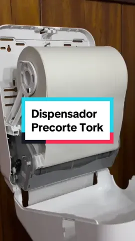 ¡Lleva la limpieza y eficiencia al siguiente nivel! Con el dispensador pre corte Tork, tendrás siempre la cantidad justa de papel en tus manos, sin desperdicio y siempre listo para usar. 😉✨ #guatemala #viral #tiktok #fyp #paratii #limpieza #organizacion #tork #2024 