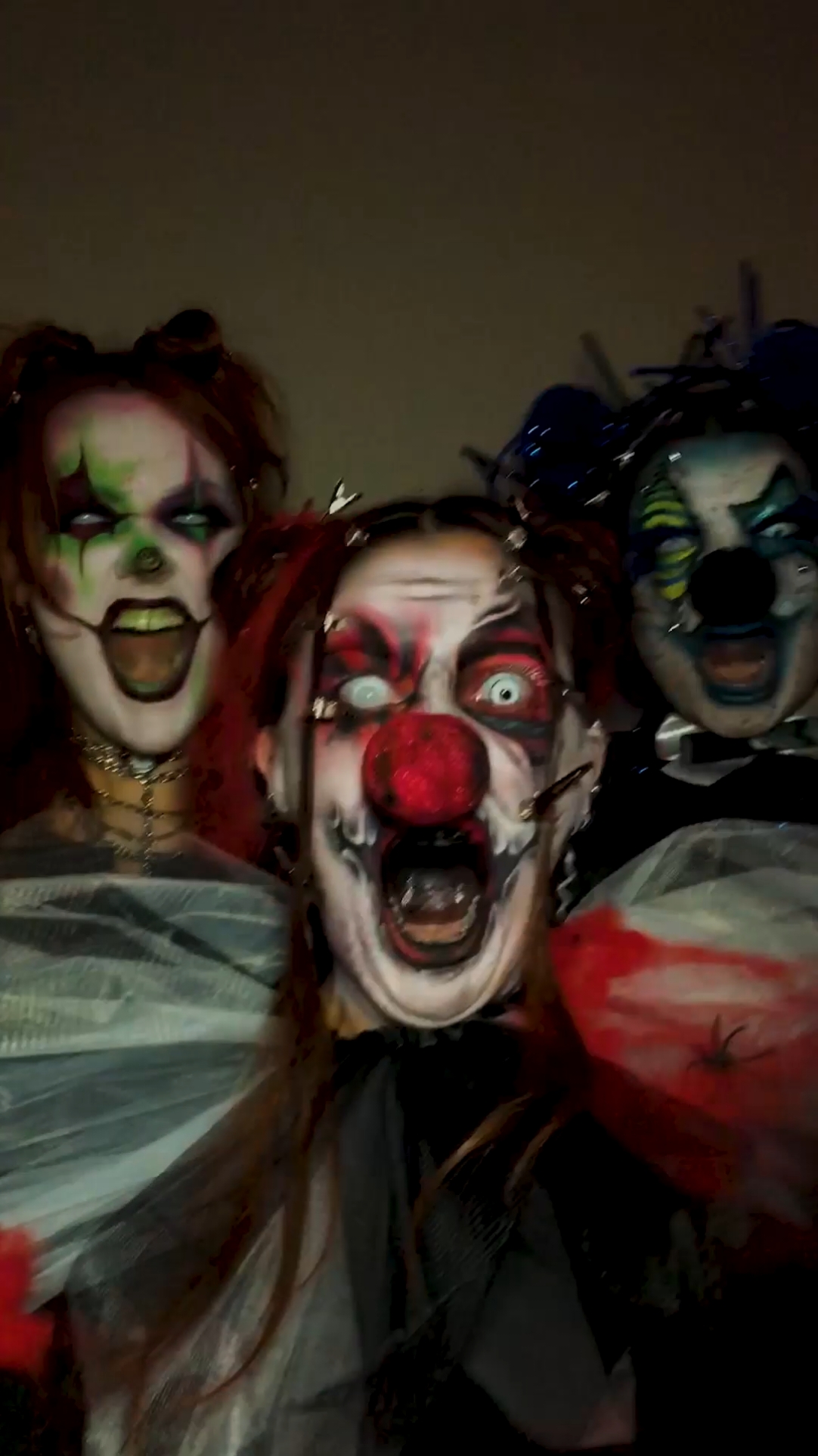 Respuesta a @makeupwantto round and round.... último videíto con mis niñas 🩷 si os gusta, dadle amorcito que ayuda mucho 🥹🥹 izquierda: @Nuria Garcia  derecha: @In the Bonilla's world  y en el centro una servidora 🩷 #clown #clownmakeup #murder #roundandround #trend #viral #fyp #halloweenc#halloweenmakeup 