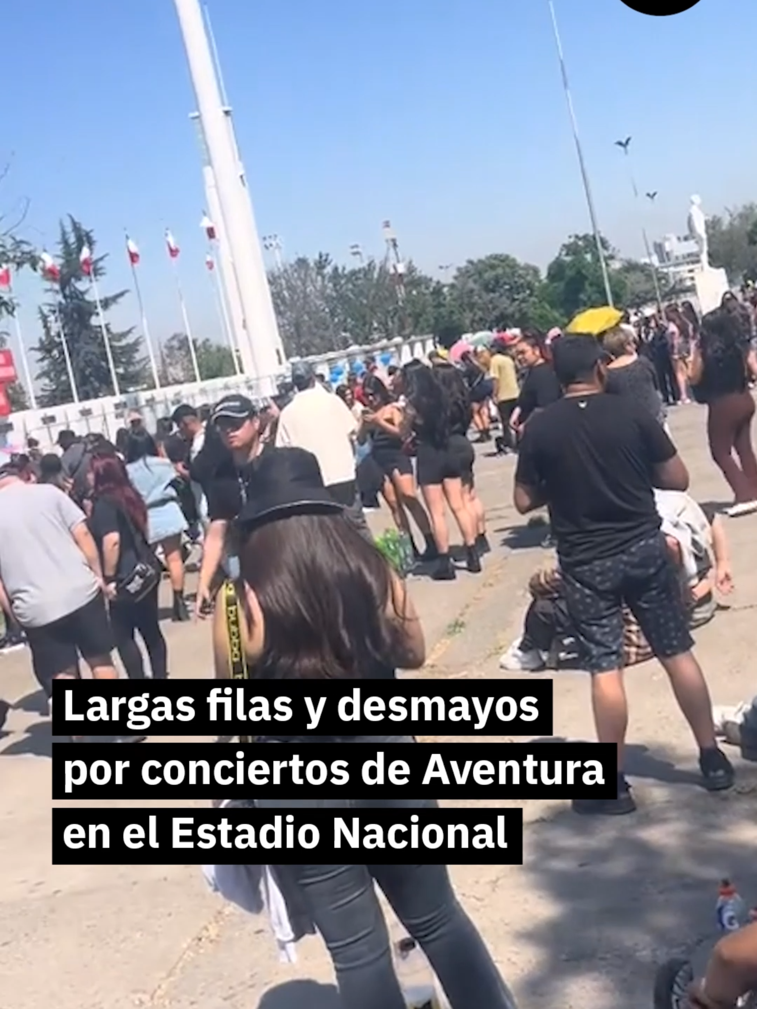 Calor, personas desmayadas y largas filas se registraron este martes en el Estadio Nacional, en Ñuñoa, donde el grupo Aventura se presentará con dos shows. Los fans del grupo de Romeo Santos comenzaron a llegar desde la mañana al recinto. #aventura #estadionacional