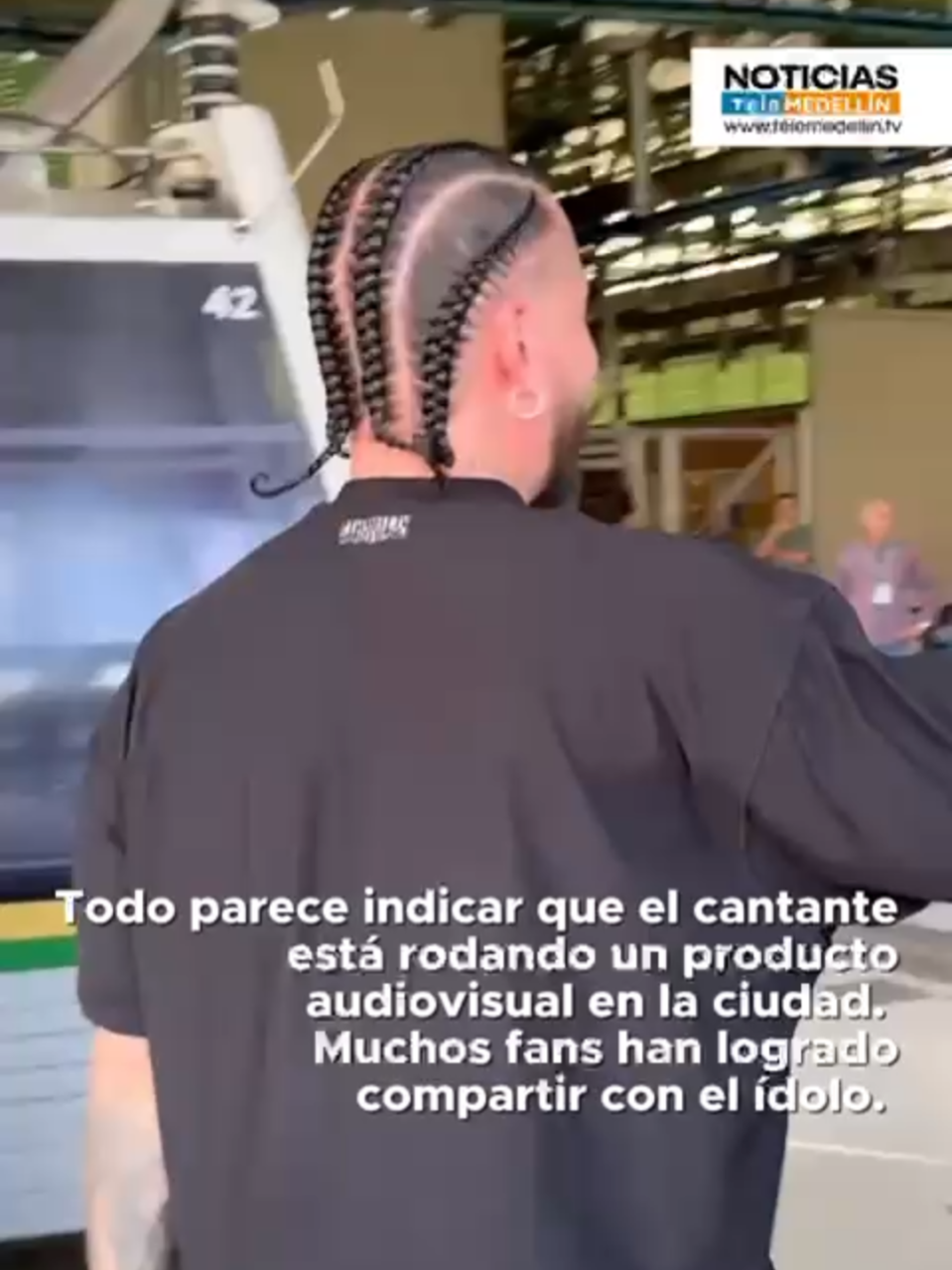 👨‍🎤🎤 Todo parece indicar que J Balvin está preparando algo importante, pues se le ha dejado ver en varios lugares de Medellín en los últimos días. Y aunque el artista aún no ha dado indicios, sus fans han podido disfrutar de su compañía en lugares como la Línea K del metrocable.