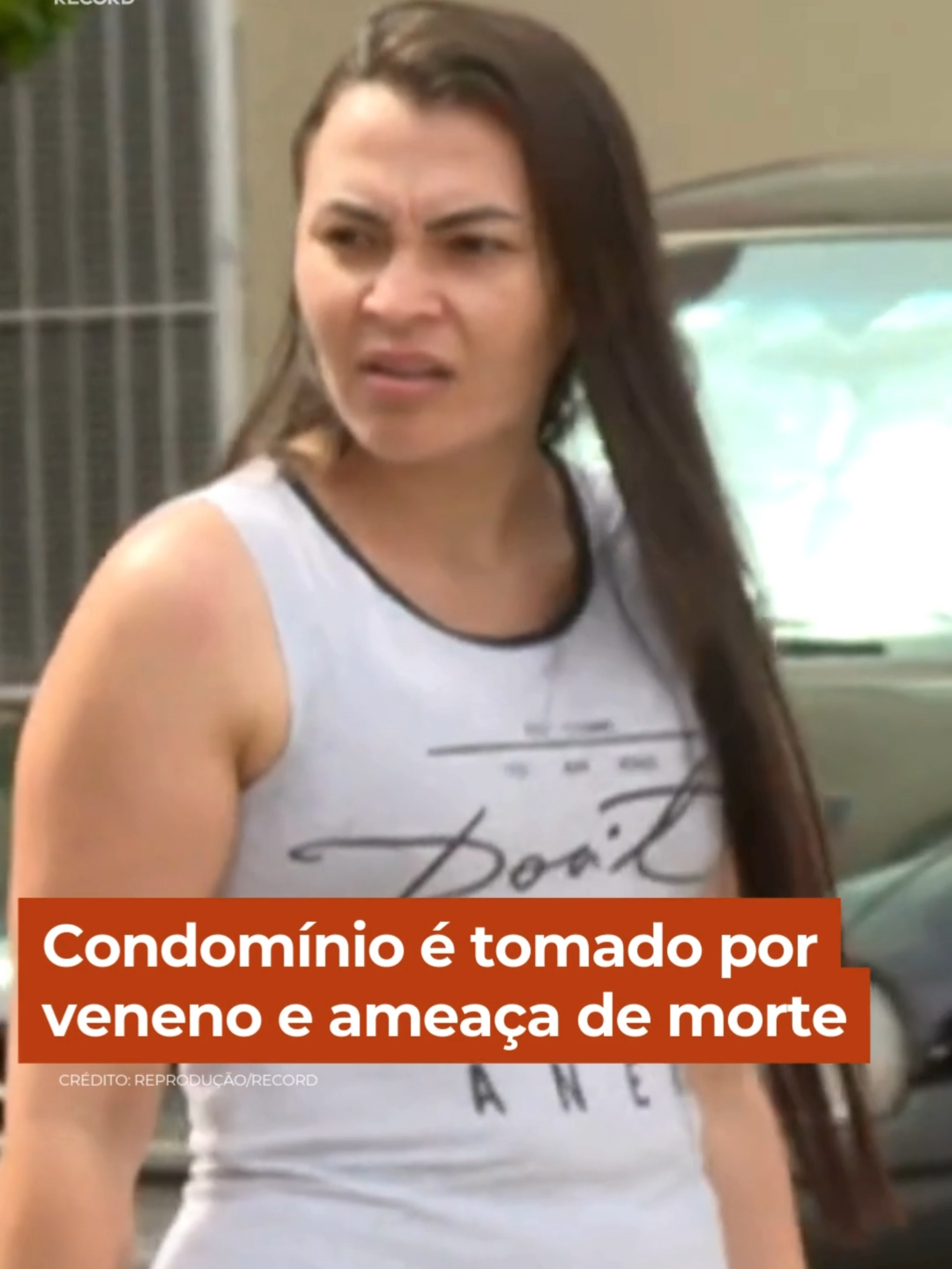 A briga entre moradores de um conjunto de prédios na zona sul de São Paulo com um síndico por pouco não termina em morte. Uma testemunha gravou o homem, identificado como Eleandro, ameaçando um morador com um facão. O síndico, que acabou sendo contido por vizinhos, teria se revoltado após ser atacado com uma bengala. O último atrito foi motivado por uma dedetização contratada pelo síndico, segundo a vizinhança, sem a aprovação deles. Vídeos mostram o condomínio tomado pela fumaça de veneno - que, segundo os moradores, colocou todos em risco. Eleandro ainda é acusado de cobrar taxas diferentes de luz e água de cada morador. Nós fomos até o local com a 