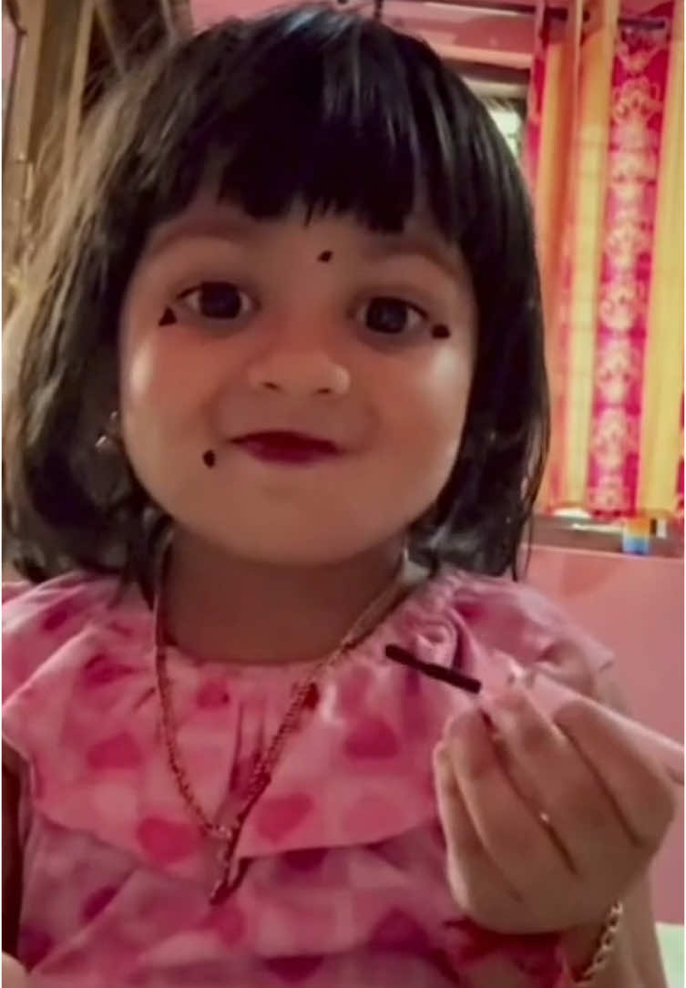 Tente imitar a mini diva do delineado e falhe miseravelmente 😂 #menina #delineado #memesbr #humor #makeup #viralvideos 