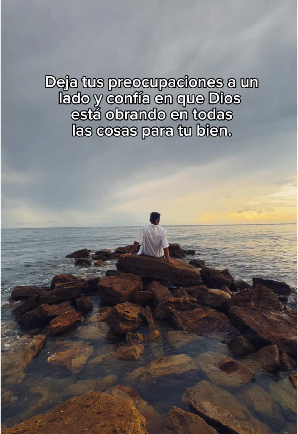 Vivir cada día cargando un peso cada vez más grande no es fácil. Esas preocupaciones sobre un futuro incierto y el constante “¿qué pasaría si…?” pueden robarte la paz y llevarte a un mundo de ansiedad. Pero hoy, Dios te invita a acercarte a Él y a entregarle todos esos miedos y temores sobre el futuro. Como dice en 1 Pedro 5:7: “Echen sobre él toda ansiedad, porque él tiene cuidado de ustedes.” Al hacerlo, experimentarás una paz que sobrepasa todo entendimiento, tal como nos promete en Filipenses 4:7: “Y la paz de Dios, que sobrepasa todo entendimiento, guardará sus corazones y sus mentes en Cristo Jesús.” Sentirás cómo Él te sostiene con su mano poderosa, como lo asegura en Isaías 41:10: “No temas, porque yo estoy contigo; no desmayes, porque yo soy tu Dios que te fortalece; siempre te ayudaré, siempre te sustentaré con la diestra de mi justicia.” 💬 Si hoy estás cargando algo que te pesa, te animo a dejarlo en manos de Dios. Ora y confía en que Él cuidará de ti. Comparte este mensaje con alguien que necesite esta paz hoy. #siempreconectados #hagamosviralajesus #jovenescristianos #influencerscristianos #parati 
