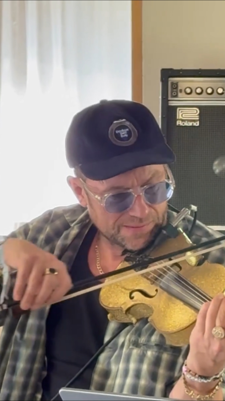 🎻 #damonalbarn #gorillaz #blurband 